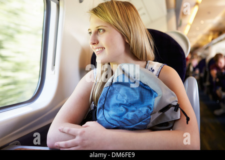 Teenage Girl Relaxing On Voyage en Train Banque D'Images