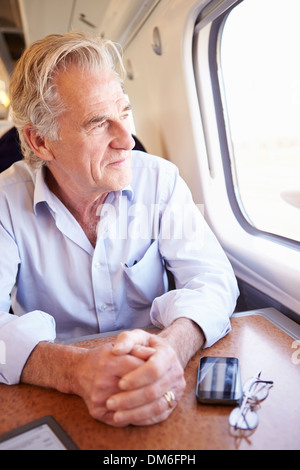 Senior Man Relaxing On Voyage en Train Banque D'Images