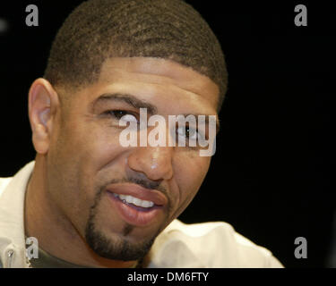 23 févr., 2005 ; Los Angeles, CA, USA ; American boxer WINKY WRIGHT répond aux questions de la presse le mercredi 23 février 2005 lors d'une conférence de presse à Los Angeles, Californie pour annoncer le combat qui aura lieu le 14 mai 2005 une tMGM Grand Garden Arena de Las Vegas, Nevada, États-Unis. Winky Wright fera face à Felix 'Tito' Trinité. Banque D'Images