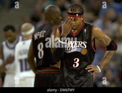 Mar 28, 2005 ; Scottsdale, Arizona, USA ; Allen Iverson frotte sa tête après avoir exécuté dans le coude des Rois Brian Skinner au 4ème trimestre lundi soir à Arco Arena avec les Sacramento Kings accueillant les Philadelphia 76ers à Sacramento, en Californie. Banque D'Images