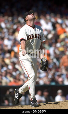 Apr 05, 2005 ; San Francisco, CA, USA ; MLB baseball. Le lanceur partant des Giants de San Francisco Jason Schmidt regarde le dernier sorti dans la 7e manche contre les Dodgers de Los Angeles au SBC Park le Mardi 5 Avril 2005 Crédit obligatoire : Photo par Paul Kitagaki Jr./Sacramento Bee/ZUMA Press. (©) Copyright 2005 par Sacramento Bee Banque D'Images