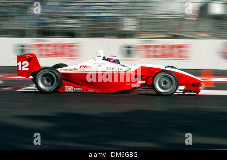 Apr 11, 2005 ; Long Beach, CA, USA ; pilote de voiture de course de l'Atlantique Katherine Legge d'Angleterre qui a gagné la course de la série de l'Atlantique au Grand Prix de Long Beach, est la première course d'importance gagnée par une femme depuis désir Wilson a remporté un non-points formule Auroura race en Angleterre en 1980. Elle a commencé à 7e. On voit ici l'arrondissement tour 10. Crédit obligatoire : Photo par David Waters/ZUMA Press. (©) Copyright 2005 Banque D'Images