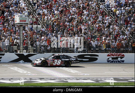 Apr 16, 2005 ; Fort Worth, TX, USA ; NASCAR - Kasey Kahne (38) la grande conduite Dodge Clips reçoit le drapeau à damier pour remporter le O'Reilly 300 au Texas Motor Speedway à Fort Worth, Texas. Crédit obligatoire : Photo par Kin Homme Hui/San Antonio Express-News/ZUMA Press. (©) Copyright 2005 by Kin Homme Hui/San Antonio Express-News Banque D'Images