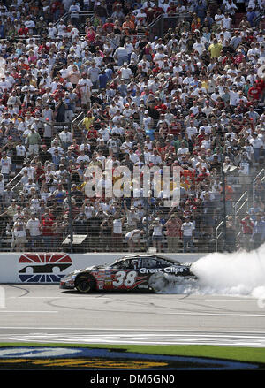 Apr 16, 2005 ; Fort Worth, TX, USA ; NASCAR - Kasey Kahne (38) la grande conduite Dodge Clips effectue un 'burn out' pour la foule au Texas Motor Speedway après qu'il a remporté le O'Reilly 300 au Texas Motor Speedway à Fort Worth, Texas. Crédit obligatoire : Photo par Kin Homme Hui/San Antonio Express-News/ZUMA Press. (©) Copyright 2005 by Kin Homme Hui/San Antonio Express-News Banque D'Images