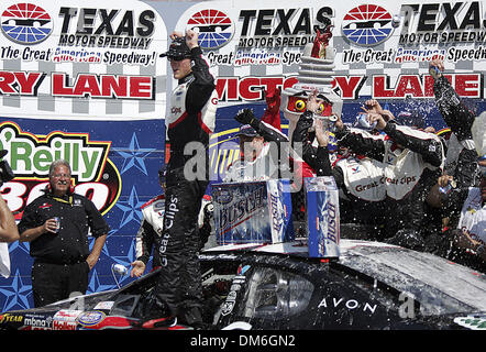 Apr 16, 2005 ; Fort Worth, TX, USA ; NASCAR - Kasey Kahne (avant) célèbre avec son pit crew après qu'il a conduit sa grande victoire de Dodge Clips dans le O'Reilly 300 au Texas Motor Speedway à Fort Worth, Texas, le samedi 16 avril, 2005. Kahne a commencé en 25 à grimper jusqu'à la victoire Lane - qui est la pire position de départ pour une course gagnante de la série NASCAR Busch Banque D'Images