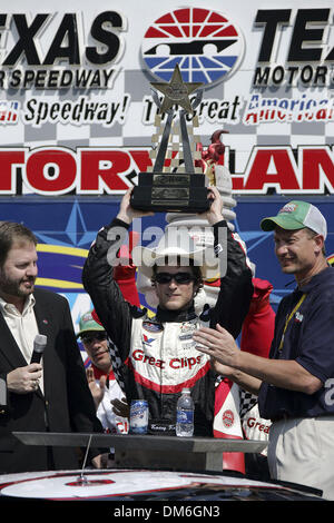 Apr 16, 2005 ; Fort Worth, TX, USA ; NASCAR - Kasey Kahne, conducteur de la Grande Dodge Clips, soutient le trophée O'Reilly 300 après avoir remporté la course à la Texas Motor Speedway. Le trophée a été remis par TMS président EDDIE GOSSAGE (à gauche) et O'Reilly Autoparts directeur de motorsports KEVIN GREVIN (droite). Crédit obligatoire : Photo par Kin Homme Hui/San Antonio Express-News/ZUMA Pre Banque D'Images