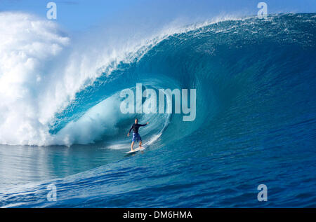 Le 03 mai, 2005 ; Teahupoo, Tahiti, Tahiti, ancien champion du monde ASP Billabong Pro yearÕs et dernier runner up Teahupoo RENZO BAILINI CJ (Floride, USA) a pris l'une des plus grandes vagues jamais pagayé dans à Teahupoo. Arrivée à Tahiti Renzo bailini hier soir et pagayé dans les 10-15ft surf pour sa première session d'essais avant le Billabong Pro en attente commence le 5 mai. Crédit obligatoire : Ph Banque D'Images