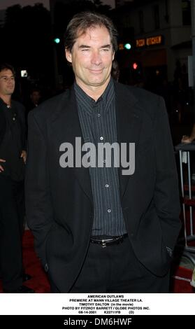 14 août 2001 - AMERICAN OUTLAWS .PREMIERE AU MANN VILLAGE THEATRE LA..Timothy Dalton (dans le film). BARRETT FITZROY / 8-14-2001 K22711FB (D)(Image Crédit : © Globe Photos/ZUMAPRESS.com) Banque D'Images