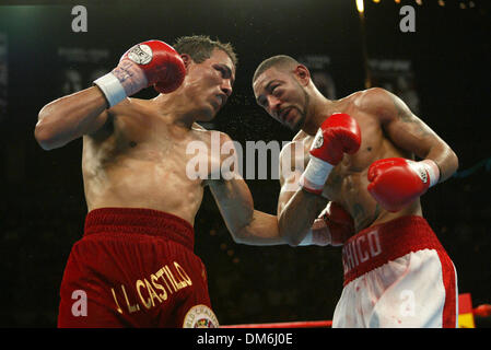 07 mai 2005, à Las Vegas, NV, USA ; Boxe : JOSE LUIS CASTILLO (L) dans le tronc rouge, des terres un corps abattu. DIEGO "CHICO" CORRALES (R) dans le short blanc et rouge, a battu Castillo pour son titre léger WBC au Mandalay Bay Hotel and Casino lutte diffusée sur Showtime. Crédit obligatoire : Photo par Mary Ann Owen/ZUMA Press. (©) Copyright 2005 par Mary Ann Owen Banque D'Images