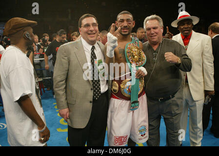 07 mai 2005, à Las Vegas, NV, USA ; Boxe : de gauche à droite, l'ART PELLULO, promoteur de la bannière et WBC WBO champion léger DIEGO "CHICO" CORRALES et promoteur GARY SHAW poser pour le coup gagnant. Corrales défait Castillo pour son titre léger WBC au Mandalay Bay Hotel and Casino lutte diffusée sur Showtime. Crédit obligatoire : Photo par Mary Ann Owen/ZUMA Press. (©) Copyright 20 Banque D'Images