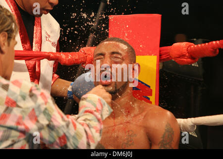 07 mai 2005, à Las Vegas, NV, USA ; Boxe : DIEGO "CHICO" CORRALES devient mouillé par son entraîneur JOE GOOSSEN dans la 10 ème ronde de championnat un événement de boxe au Mandalay Bay Hotel and Casino. Corrales défait Castillo pour son titre léger WBC lutte diffusée sur Showtime. Crédit obligatoire : Photo par Mary Ann Owen/ZUMA Press. (©) Copyright 2005 par Mary Ann Owen Banque D'Images