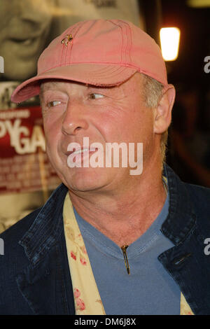 19 novembre 2001 - SPY GAME PREMIERE.AT MANN THÉÂTRE NATIONAL LA.Tony SCOTT. BARRETT FITZROY / 11-19-2001 K23428FB (D)(Image Crédit : © Globe Photos/ZUMAPRESS.com) Banque D'Images