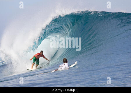 15 mai, 2005 ; Teahupoo, Tahiti, ancien champion du monde ASP MARK OCCILUPO (Gold Coast, Australie) (photo) a éliminé Kirk Flintoff (Aus) dans le deuxième volet de la Billabong Pro Tahiti aujourd'hui. 'Occy' à trois ronds. Le Billabong Pro Tahiti est le troisième et quatrième hommes WCT femmes événement sur le calendrier 2005 et les caractéristiques le top 45 et top 17 surfers masculins et féminins dans le monde et 4 Banque D'Images