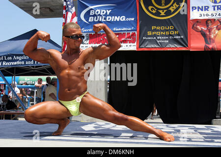 30 mai, 2005 ; Venise, CA, USA ; l'investiture prendre part aux deux jours 'Gold's Muscle Beach Venice le culturisme et la Figure classique' avec les culturistes masculins et féminins du monde entier. Le Jour commémoratif de l'événement annuel a également rendu hommage à l'armée et a célébré le 40e anniversaire de Gold's Gym. Crédit obligatoire : Photo par Lori Conn/ZUMA Press. (©) Copyright 2005 par Lor Banque D'Images