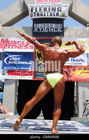 30 mai, 2005 ; Venise, CA, USA ; l'investiture prendre part aux deux jours 'Gold's Muscle Beach Venice le culturisme et la Figure classique' avec les culturistes masculins et féminins du monde entier. Le Jour commémoratif de l'événement annuel a également rendu hommage à l'armée et a célébré le 40e anniversaire de Gold's Gym. Crédit obligatoire : Photo par Lori Conn/ZUMA Press. (©) Copyright 2005 par Lor Banque D'Images