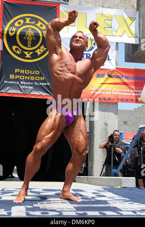 30 mai, 2005 ; Venise, CA, USA ; l'investiture prendre part aux deux jours 'Gold's Muscle Beach Venice le culturisme et la Figure classique' avec les culturistes masculins et féminins du monde entier. Le Jour commémoratif de l'événement annuel a également rendu hommage à l'armée et a célébré le 40e anniversaire de Gold's Gym. Crédit obligatoire : Photo par Lori Conn/ZUMA Press. (©) Copyright 2005 par Lor Banque D'Images