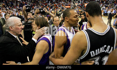 Juin 01, 2005 ; Phoenix, AZ, USA ; l'entraîneur-chef Spurs Gregg Popovich, Soleils accueille gauche Steve Nash après que cinq jeu Spurs Tim Duncan parle avec Suns Shawn Marion, deuxième à partir de la droite de la Finale de l'Ouest à l'America West Arena Mercredi 1 juin 2005. Crédit obligatoire : Photo par W Luther/San Antonio Express-News/ZUMA Press. (©) Copyright 2005 W par Luther/San Antonio Express- Banque D'Images