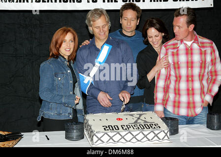 5 avril 2002 - Los Angeles, Californie - Le X-Files 200ème épisode célébration.AT FOX STUDIO SCÈNES 5 À LOS ANGELES, CA.GILLIAN ANDERSON, CHRIS CARTER, David Duchovny, ANNABETH GISH.ET ROBERT PATRICK. BARRETT FITZROY / 4-5-2002 K24619FB (D)(Image Crédit : © Globe Photos/ZUMAPRESS.com) Banque D'Images