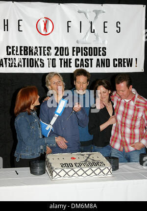 5 avril 2002 - Los Angeles, Californie - Le X-Files 200ème épisode célébration.AT FOX STUDIO SCÈNES 5 À LOS ANGELES, CA.GILLIAN ANDERSON, CHRIS CARTER, David Duchovny, ANNABETH GISH.ET ROBERT PATRICK. BARRETT FITZROY / 4-5-2002 K24619FB (D)(Image Crédit : © Globe Photos/ZUMAPRESS.com) Banque D'Images