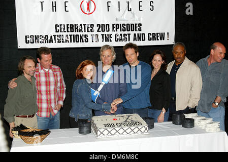 5 avril 2002 - Los Angeles, Californie - Le X-Files 200ème épisode célébration.AT FOX STUDIO SCÈNES 5 À LOS ANGELES, CA.ROBERT PATRICK, GILLIAN ANDERSON, CHRIS CARTER, David Duchovny, ANNABETH GISH, JAMES PICKENS Jr..ET MITCH PILEGGI. BARRETT FITZROY / 4-5-2002 K24619FB (D)(Image Crédit : © Globe Photos/ZUMAPRESS.com) Banque D'Images