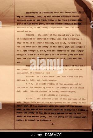 Juin 03, 2005 ; New York, NY, USA ; Le contrat rouge Sox propriétaire Harry Frazee a signé la vente de Babe Ruth les Red Sox à NY Yankees propriétaire Jacob Ruppert, le 26 décembre 1919, pour 100 000 $. Philanthrope Alan Shawn Feinstein est le propriétaire actuel du contrat qui est estimé à vendre pour 500 000 $. Sotheby's mettra aux enchères des souvenirs sportifs importants et les cartes y compris le contrat Banque D'Images