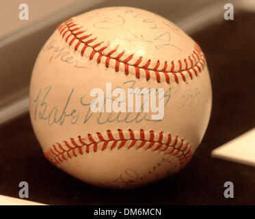 Juin 03, 2005 ; New York, NY, USA ; signé par Baseball Babe Ruth, Frank 'Home Run' Baker, 'Lefty' Grove, Walter Johnson, Tris le président, George Sisler, Eddie Collins, et Lou Costello sur 22 05 24 4 août 1944, estimée à vendre à 0,000-5,000. Sotheby's mettra aux enchères des souvenirs sportifs importants et les cartes y compris les demandes de Babe Ruth à partir de la Red Sox à l'NY Yankee Banque D'Images