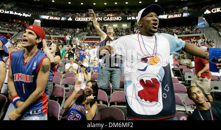 Juin 06, 2005, Auburn Hills, MI, USA ; JOHNNY, NICAJ NICAJ ,21, 18, la JETA et LAMAINE REDDING, 30, cheer, qui voient les Pistons jouer jeu 7 de la Conférence de l'Est en finale contre les Miami Heat sur écrans géants au Palace d'Auburn Hills, Michigan, le 6 juin 2005. Crédit obligatoire : Photo par Brandy Baker/Detroit News/ZUMA Press. (©) Copyright 2005 par Brandy Baker/Detroit News Banque D'Images