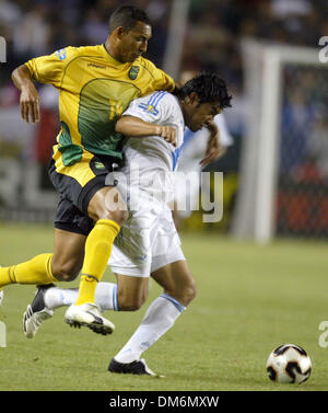 Juil 08, 2005 ; Carson, CA, USA ; (20) Carlos Ruiz du Guatemala se bat pour la balle avec (14) Tyrone Marshall de la Jamaïque au cours de la première moitié de leur confédération de l'Amérique du Nord, Centrale et Caraïbes de Football Association de la CONCACAF Gold Cup () match de foot à Carson, Californie le 8 juillet 2005 Crédit obligatoire : Photo par Emilio Flores/ZUMA Press. (©) Copyright 2005 par Emilio Flores Banque D'Images