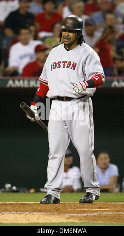 19 août 2005, Anaheim, CA, USA ; Manny Ramirez a conduit à l'exécuter sur un groundout avec les buts remplis à la 10e manche, menant les Red Sox de Boston à une victoire de 4-3 sur les Angels de Los Angeles dans un des leaders de la division du duel AL le vendredi soir, le 19 août 2005. Crédit obligatoire : Photo par Armando Arorizo/ZUMA Press. (©) Copyright 2005 by Arorizo Banque D'Images