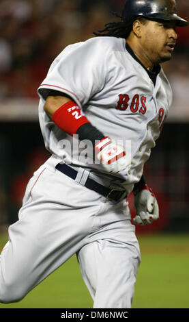 19 août 2005, Anaheim, CA, USA ; Boston rouge Sox Manny Ramirez frappe un double dans la cinquième manche contre les Angels de Los Angeles au cours de leur match de la ligue américaine à Anaheim, Californie, le 19 août 2005. Ramirez puis marqué sur un double deux points par son coéquipier John Olerud. Manny Ramirez a conduit à l'exécuter sur un groundout avec les buts remplis à la 10e manche, menant le Boston Re Banque D'Images