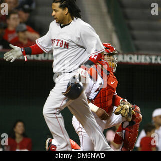 19 août 2005, Anaheim, CA, USA ; Boston rouge Sox Manny Ramirez frappe un double dans la cinquième manche contre les Angels de Los Angeles au cours de leur match de la ligue américaine à Anaheim, Californie, le 19 août 2005. Ramirez puis marqué sur un double deux points par son coéquipier John Olerud.Manny Ramirez a conduit à l'exécuter sur un groundout avec les buts remplis à la 10e manche, menant les Boston rouge Banque D'Images