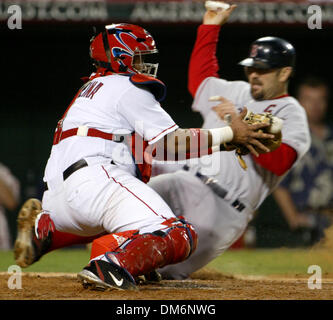 19 août 2005, Anaheim, CA, USA ; Los Angeles Angels catcher (1) Bengie Molina ne parvient pas à l'étiquette (33) Red Sox catcher Jason Varitek comme il marque le troisième point du match dans la cinquième manche contre les Red Sox de Boston Vendredi, 19 août 2005, à Anaheim, en Californie. Crédit obligatoire : Photo par Armando Arorizo/ZUMA Press. (©) Copyright 2005 by Arorizo Banque D'Images