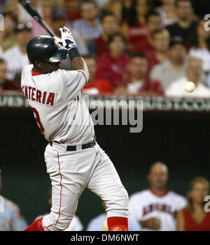 19 août 2005, Anaheim, CA, USA ; Boston rouge Sox' Edgar Renteria, substitution, à à Los Angeles Angels le lanceur partant John Lackey au cours de la troisième manche, vendredi 19 août 2005, à Anaheim, en Californie. Crédit obligatoire : Photo par Armando Arorizo/ZUMA Press. (©) Copyright 2005 by Arorizo Banque D'Images