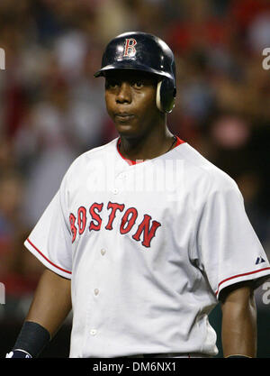 19 août 2005, Anaheim, CA, USA ; Boston rouge Sox' Edgar Renteria réagit après avoir rayé à Los Angeles Angels le lanceur partant John Lackey au cours de la troisième manche Vendredi, 19 août 2005, à Anaheim, en Californie. Crédit obligatoire : Photo par Armando Arorizo/ZUMA Press. (©) Copyright 2005 by Arorizo Banque D'Images