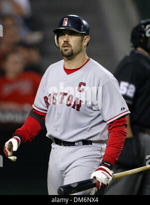 19 août 2005, Anaheim, CA, USA ; Gabe Kapler et Johnny Damon a ouvert la 10e avec des célibataires contre Scot Shields (8-9). Roberto Petagine, qui a remplacé David Ortiz comme frappeur désigné lorsqu'il a été éjecté de la huitième manche, a marché pour charger les bases. Ramirez a frappé un videur lente de troisième but Chone Figgins, dont la seule jouer était de première base. Crédit obligatoire : Photo par Armando Arori Banque D'Images