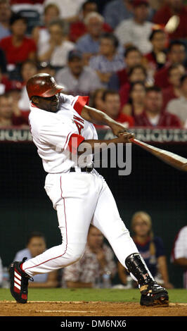 19 août 2005, Anaheim, CA, USA ; Manny Ramirez a conduit à l'exécuter sur un groundout avec les buts remplis à la 10e manche, menant les Red Sox de Boston à une victoire de 4-3 sur les Angels de Los Angeles dans un des leaders de la division du duel AL le vendredi soir, le 19 août 2005. Crédit obligatoire : Photo par Armando Arorizo/ZUMA Press. (©) Copyright 2005 by Arorizo Banque D'Images