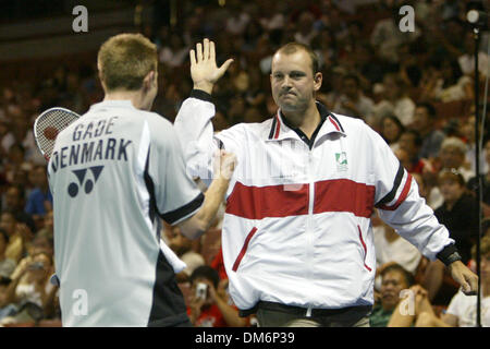 19 août 2005, Anaheim, CA, USA ; numéro trois mondial Peter Gade de Danemark célèbre avec son entraîneur après avoir remporté son quart de finale match contre Hong Chen de la Chine à l'Organisation mondiale de la FIB 2005 Badminton Championships. Gade défait Chen 15-13, 15-4 l'avancement pour les demi-finales. Crédit obligatoire : Photo par Armando Arorizo/ZUMA Press. (©) Copyright 2005 by Arorizo Banque D'Images