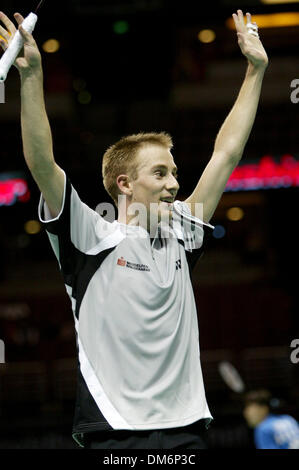 19 août 2005, Anaheim, CA, USA ; numéro trois mondial Peter Gade de Danemark célèbre gagner son quart de finale match contre Hong Chen de la Chine à l'Organisation mondiale de la FIB 2005 Badminton Championships. Gade défait Chen 15-13, 15-4 l'avancement pour les demi-finales. Crédit obligatoire : Photo par Armando Arorizo/ZUMA Press. (©) Copyright 2005 by Arorizo Banque D'Images