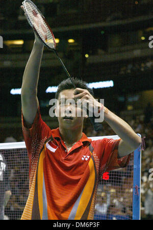 19 août 2005, Anaheim, CA, USA ; Taufik Hidayat, de l'Indonésie, célèbre sa victoire contre Kenneth Jonassen, du Danemark, au cours d'un match à la finale des Championnats du Monde de Badminton FIB à Anaheim, Californie Hidayat a gagné, 3-15 15-10 15-7 Crédit obligatoire : Photo par Armando Arorizo/ZUMA Press. (©) Copyright 2005 by Arorizo Banque D'Images