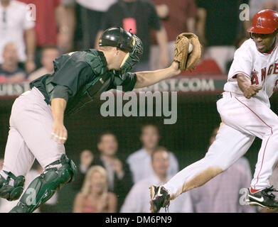 Sep 01, 2005, Anaheim, CA, USA ; MLB baseball : Los Angeles Angels (9) Chone Figgins est tag out à la maison par la plaque de l'Oakland catcher (12) Adam Melhuse dans la septième manche Jeudi 1 septembre 2005, à Anaheim, en Californie. Crédit obligatoire : Photo par Armando Arorizo/ZUMA Press. (©) Copyright 2005 by Arorizo Banque D'Images