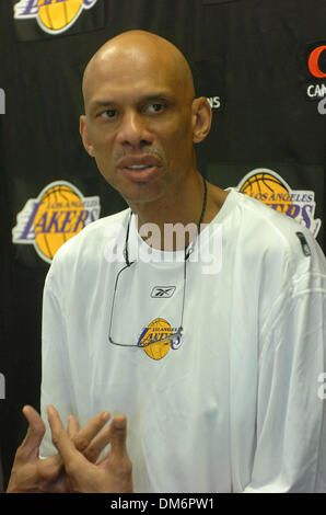 Sep 06, 2005 ; El Segundo, CA, USA ; Los Angeles Lakers annoncer l'embauche de l'ancien Laker Kareem Abdul-Jabbar en tant qu'entraîneur adjoint. Abdul-Jabbar était un joueur pour les Lakers à partir de 1975-1989 génère et finit sa carrière en NBA en tant que meilleur marqueur de tous les temps (38 287) un record qui tient toujours aujourd'hui. Abdul-Jabbar travaillera avec les Lakers tout au long de l'année, en commençant par la formation Banque D'Images