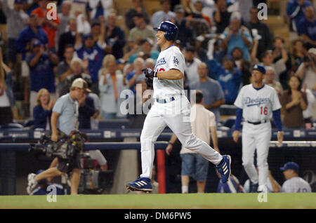 Sep 06, 2005 ; Los Angeles, CA, USA ; MLB baseball : Jeff Kent traverse la plaque après avoir frappé un deux-run homer off de baseball Giants Jeremy Accardo dans le bas de la 10ème manche de mardi soir match entre les Géants/ éviter au Dodger Stadium. Tomko a renoncé à l'un exécuté sur trois hits à travers sept manches. Crédit obligatoire : Photo par J L Villegas/Sacramento Bee/ZUMA Press. (© Banque D'Images