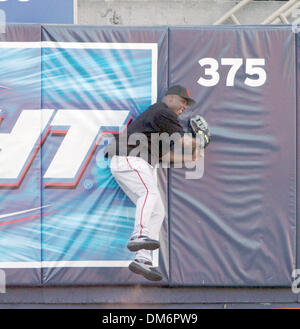 Sep 06, 2005 ; Los Angeles, Californie, USA ; Giants de San Francisco Barry Bonds slugger rebondit sur le champ gauche mur après attraper un ballon au cours de la pratique au bâton avant les géants/ jeu Dodgers au Dodger Stadium à Los Angeles, Californie. Crédit obligatoire : Photo par Jose Luis Villegas/Sacramento Bee/ZUMA Press. (©) Copyright 2005 par Sacramento Bee Banque D'Images