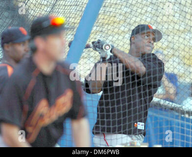 Sep 06, 2005 ; Los Angeles, Californie, USA ; Giants de San Francisco Barry Bonds slugger hits au cours de la pratique au bâton avant les géants/ jeu Dodgers au Dodger Stadium à Los Angeles, Californie. Crédit obligatoire : Photo par Jose Luis Villegas/Sacramento Bee/ZUMA Press. (©) Copyright 2005 par Sacramento Bee Banque D'Images