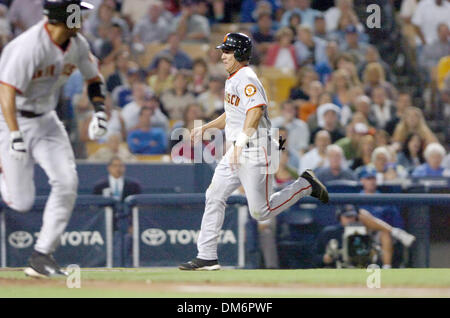 Sep 06, 2005 ; Los Angeles, CA, USA ; Angel Chavez (à droite) les scores du Randy Winn squeeze bunt en haut de la 7e manche dans mardi soir match entre les Giants vs Dodgers au Dodger Stadium à Los Angeles. Victoire 4-2 des Dodgers. Crédit obligatoire : Photo par Jose Luis Villegas/Sacramento Bee/ZUMA Press (©) Copyright 2005 par Sacramento Bee Banque D'Images