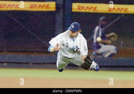 Sep 06, 2005 ; Los Angeles, CA, USA ; le voltigeur Jayson Werth Dodger rate un ballon a touché par J.T. La neige, a jugé un triple dans la 6e manche dans mardi soir match entre les Giants vs. Dodgers au Dodger Stadium. Victoire 4-2 des Dodgers. Crédit obligatoire : Photo par Jose Luis Villegas/Sacramento Bee/ZUMA Press (©) Copyright 2005 par Sacramento Bee Banque D'Images