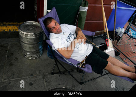 Sep 11, 2005, New Orleans, LA, USA ; Vasilios Tryphonas, un résident du quartier français et régulière au Johnny White's Sports Bar and Grill, soulage l'esprit et le corps à l'extérieur du bar dans le quartier français. Crédit obligatoire : Photo de Mike Kane/San Antonio Express/ZUMA Press. (©) Copyright 2005 par San Antonio Express-News Banque D'Images