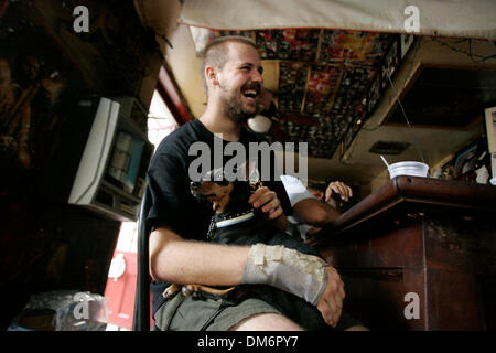 Sep 11, 2005, New Orleans, LA, USA ; Joe Bellomy apprécie la compagnie d'amis et de chien Lita Ford, une minnie pincher, Johnny White's Sports Bar and Grill, à l'angle de l'avenue d'Orléans et Bourbon Street dans le quartier français de La Nouvelle-Orléans. Crédit obligatoire : Photo de Mike Kane/San Antonio Express/ZUMA Press. (©) Copyright 2005 par San Antonio Express-News Banque D'Images