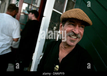 Sep 11, 2005, New Orleans, LA, USA ; trente-cinq ans, résident du quartier français et l'hotelier Chester Breaux, 53 ans, jouit de la scène à Johnny White's Sports Bar and Grill, à l'angle de l'avenue d'Orléans et Bourbon Street dans le quartier français de La Nouvelle-Orléans dimanche soir. Crédit obligatoire : Photo de Mike Kane/San Antonio Express/ZUMA Press. (©) Copyright 2005 par San Antonio Express- Banque D'Images