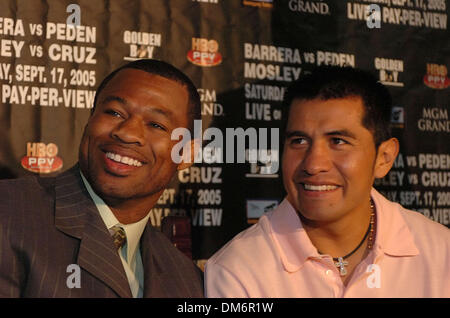 Sep 12, 2005 ; Los Angeles, CA, USA ; 'Sugar' SHANE MOSLEY et Marco Antonio Barrera à la conférence de presse pour la Barrera Vs. Peden WBC-Unification IBF combat qui se tiendra à l'hôtel MGM Grand de Las Vegas le 17 septembre 2005. Crédit obligatoire : Photo par Rob DeLorenzo/ZUMA Press. (©) Copyright 2005 par Rob DeLorenzo Banque D'Images